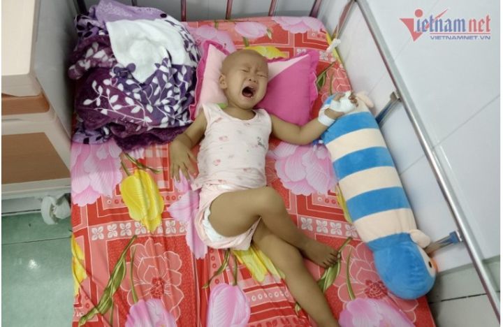 Bé gái non nớt khổ sở vì bệnh ung thư hành hạ
