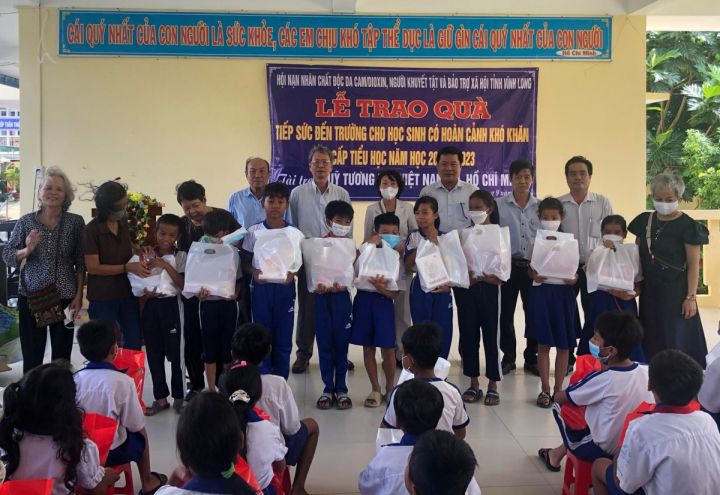 Vĩnh Long: Trao tặng quà cho học sinh có hoàn cảnh khó khăn