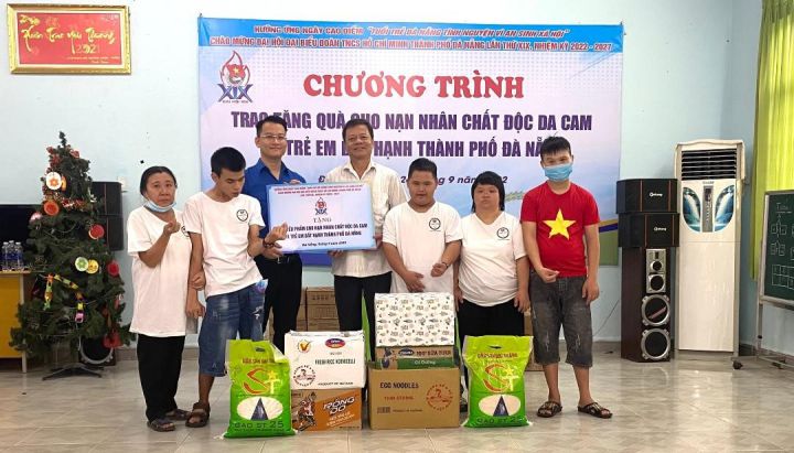 Thành đoàn Đà Nẵng tặng quà cho nạn nhân chất độc da cam