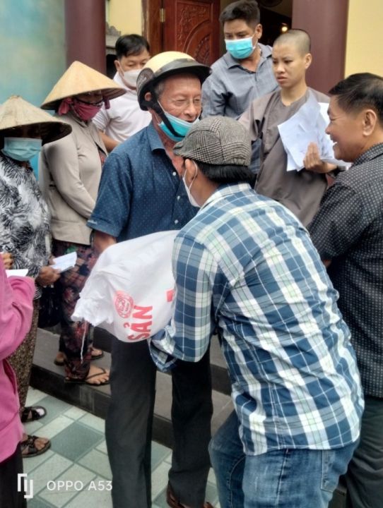 Huyện Mỏ Cày Nam tặng quà cho nạn nhân chất độc da cam