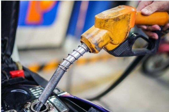 Giá xăng trong nước có thể giảm 900 - 1.200 đồng/lít?