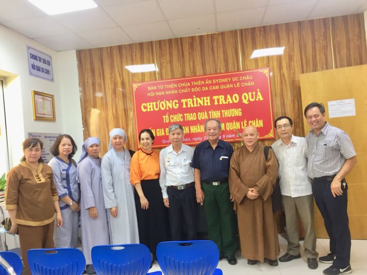 Ban Trị sự chùa Thiên Ấn - Sydney - Australia thăm tặng quà nạn nhân chất độc da cam