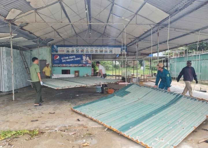 Thị xã Cửa Lò ngày đầu ra quân tháo dỡ loạt ki ốt biển