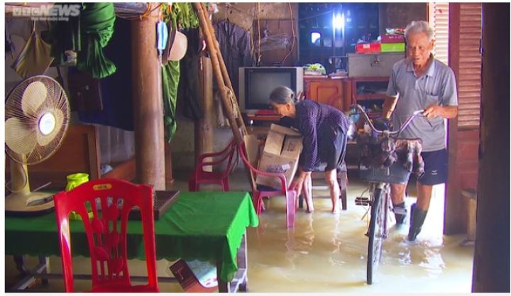 Vợ chồng cụ ông 90 tuổi trắng đêm chạy lũ