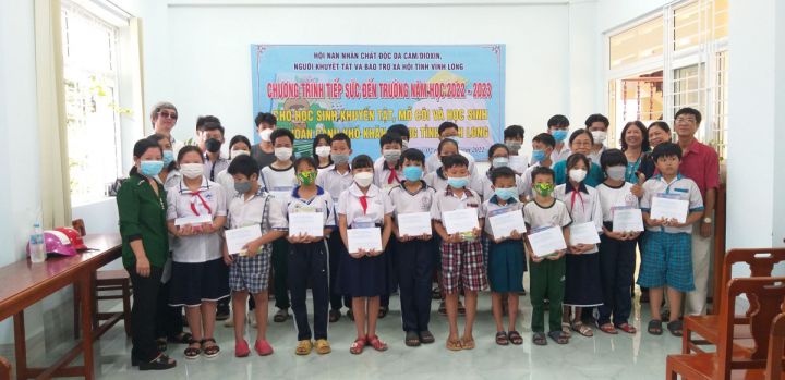 Hội tỉnh Vĩnh Long trao học bổng, quà “Tiếp sức đến trường” năm học 2022-2023