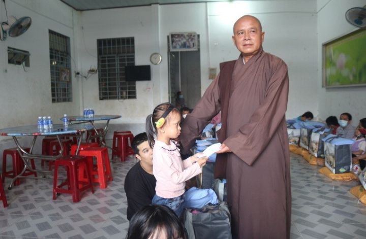 Thượng tọa Thích Thanh Mẫn tặng quà cho NNCĐDC tỉnh Bến Tre