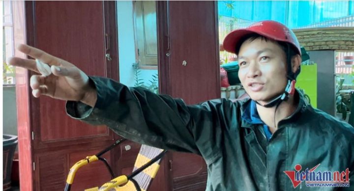 Trưởng bản lăn xả giữa dòng thác lũ cứu 10 người mắc kẹt