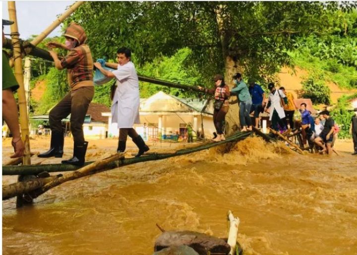 Bác sĩ nơi tâm lũ Kỳ Sơn: Càng mưa lũ, càng phải vào với dân bản
