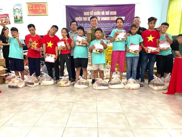 Ban Tổ chức, thí sinh dự thi Tiếng hát Doanh nhân 2022 Tặng quà cho nạn nhân da cam Đà Nẵng