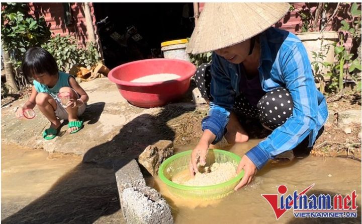 Xót xa cảnh đãi gạo lấm bùn đất ở tâm lũ Kỳ Sơn