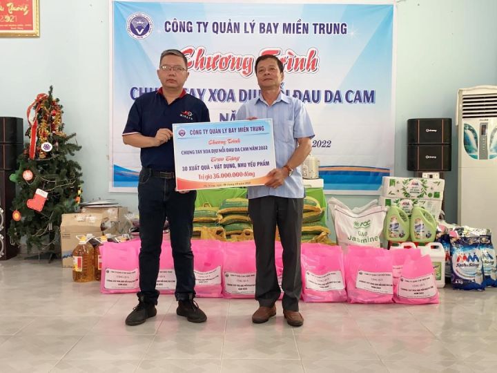 Công ty Quản lý bay miền Trung tặng quà cho NNCĐDC thành phố Đà Nẵng