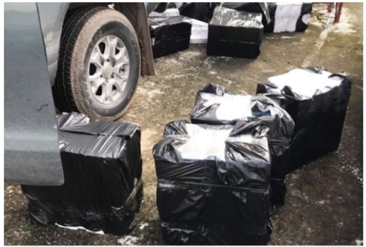 Tài xế chở 10.000 bao thuốc lá lậu lái xe ra giữa đồng rồi bỏ xe chạy trốn