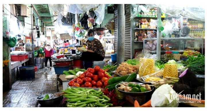 Xăng liên tục giảm, giá thực phẩm biến động trái chiều