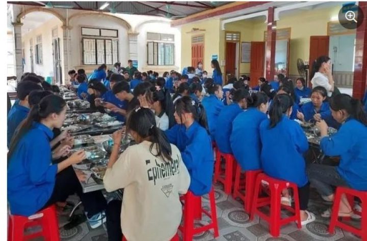 Tình cảm ấm áp của thầy, cô dành cho học sinh vùng lũ