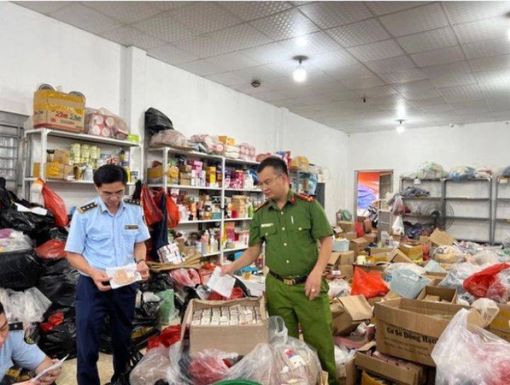 Phát hiện 3 tổng kho hàng hiệu nghi hàng giả lớn nhất Tuyên Quang