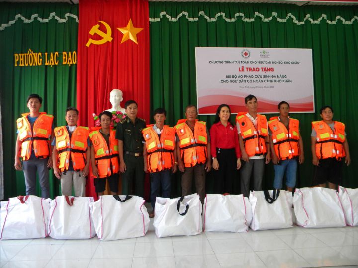 Thành phố Phan Thiết được hỗ trợ 502 bộ áo phao đa năng cho ngư dân nghèo