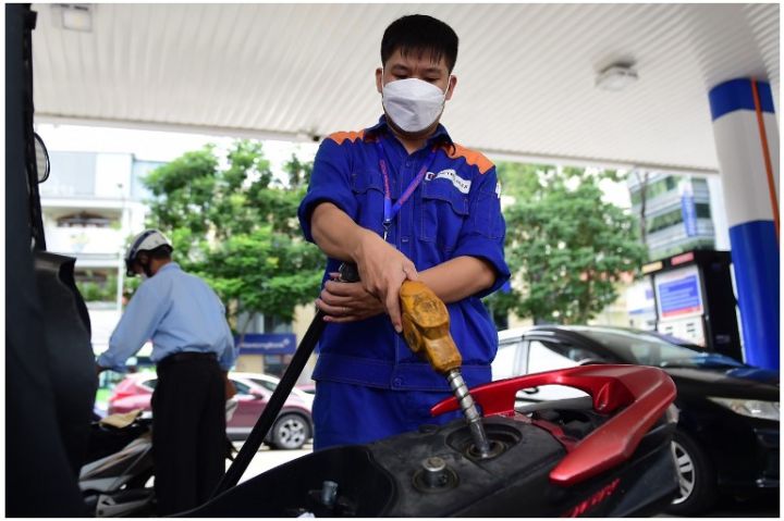 Giá xăng tăng sau chuỗi ngày giảm sốc, dầu đắt thêm gần 2.000 đồng/lít