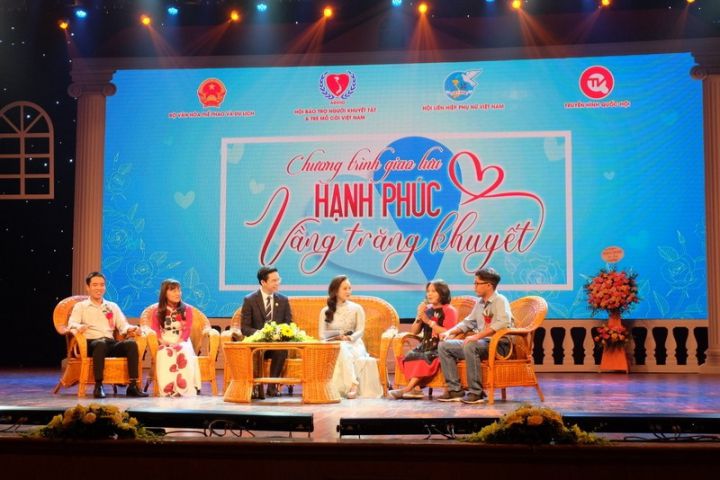 Chương trình Giao lưu nghệ thuật “Hạnh phúc Vầng trăng khuyết”