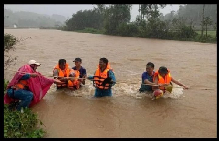 Áp thấp nhiệt đới tiến về miền Trung, nhiều nơi mưa đặc biệt to