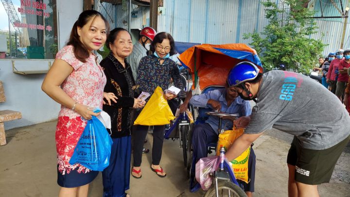 Thủ Thừa tặng quà nạn nhân chất độc da cam và người khuyết tật…