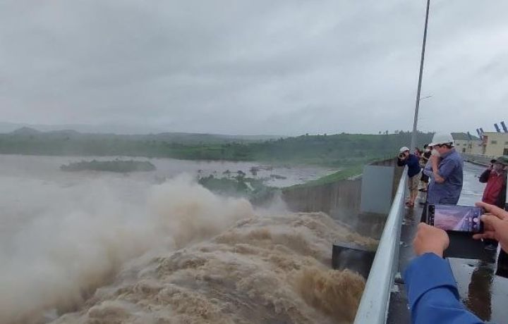 Tối nay, 14/10, áp thấp nhiệt đới mạnh thành bão, áp sát miền Trung