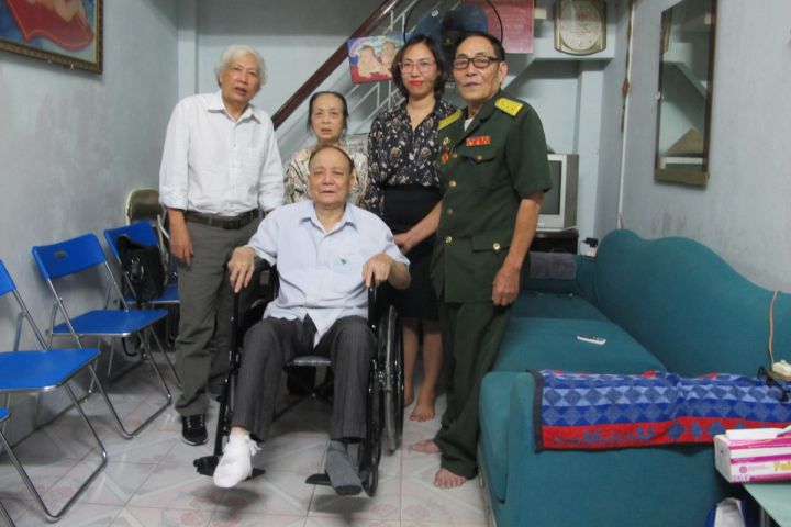 Quận hội Hồng Bàng trao xe lăn cho nạn nhân chất độc da cam