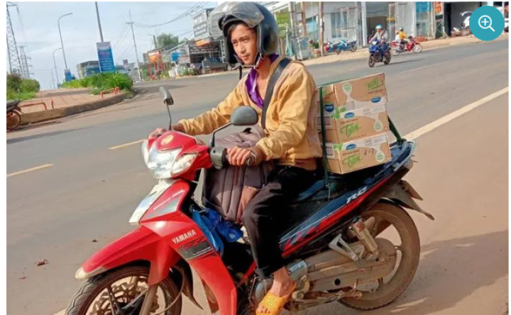 Chạy xe máy hơn 800km mang hàng cứu trợ đến người dân vùng lũ