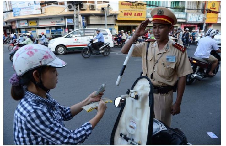 Đề xuất cảnh sát giao thông không phải chào người vi phạm có hành vi cản trở, thiếu văn hóa