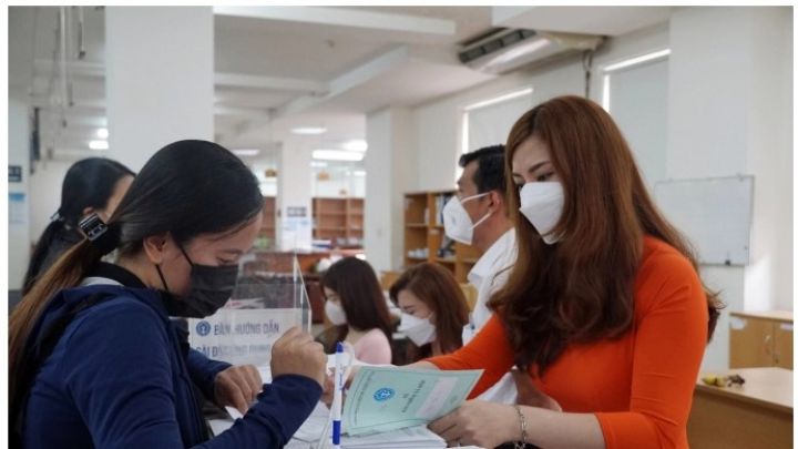 Người lao động nghỉ hưu trước tuổi có bị giảm lương hưu?