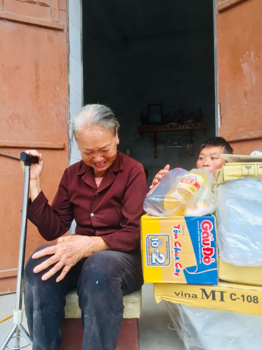 Chỉ có nỗi đau, không có hoa và quà