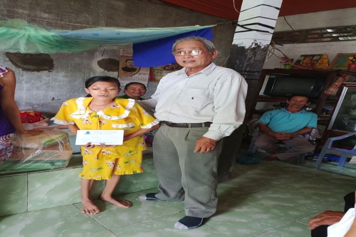 Huyện Mỹ Tú: Thăm tặng quà cho nạn nhân chất độc da cam