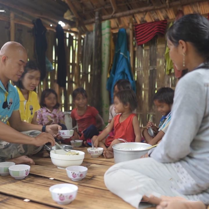 Cậu bé lớp 5 ngậm ngùi cảnh đàn em nheo nhóc: Không muốn mẹ sinh nữa