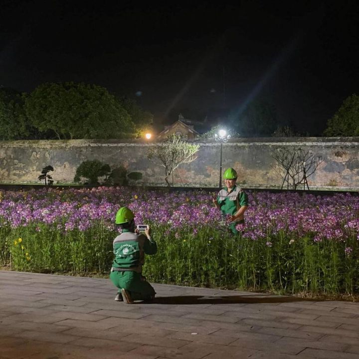 2 cô nhân viên môi trường chụp ảnh cho nhau đêm 20/10