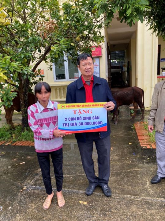 Huyện Ứng Hòa trao bò sinh sản và tặng quà cho NNCĐDC