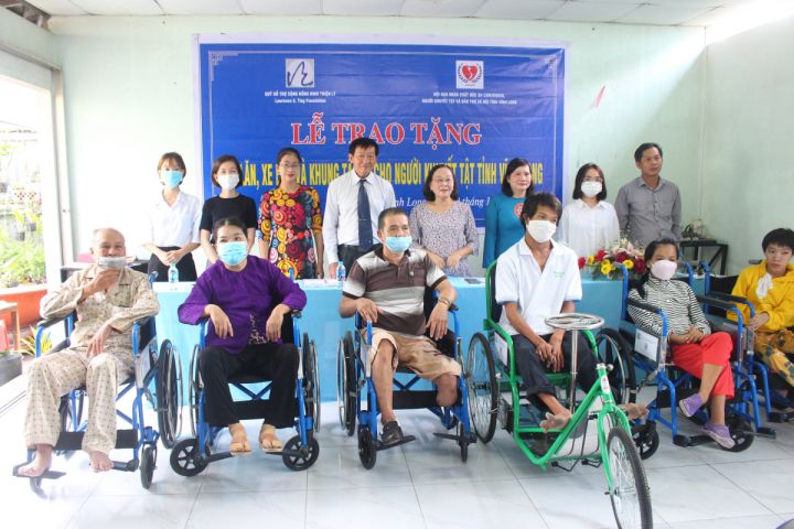 Hội tỉnh Vĩnh Long tặng xe lắc, xe lăn tay cho nạn nhân chất độc da cam
