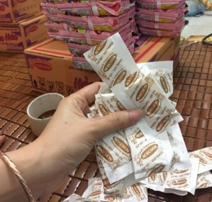 Cảnh báo nguy cơ khi mua lẻ gói súp mì ăn liền 