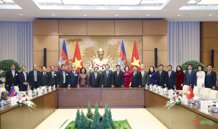 Chủ tịch Quốc hội hội đàm với Chủ tịch Thượng viện Campuchia