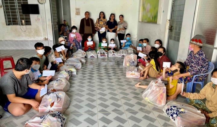 Đại đức Thích Xuân Trí và nhà hảo tâm Thành phố Hồ Chí Minh thăm tặng quà cho NNCĐDC tỉnh Bến Tre