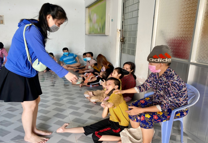 Bà Phan Ngọc Phụng thăm tặng quà cho NNCĐDC tỉnh Bến Tre