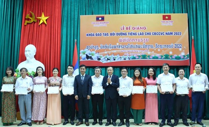 Hà Tĩnh: 40 cán bộ, công chức, viên chức được trao chứng chỉ tiếng Lào