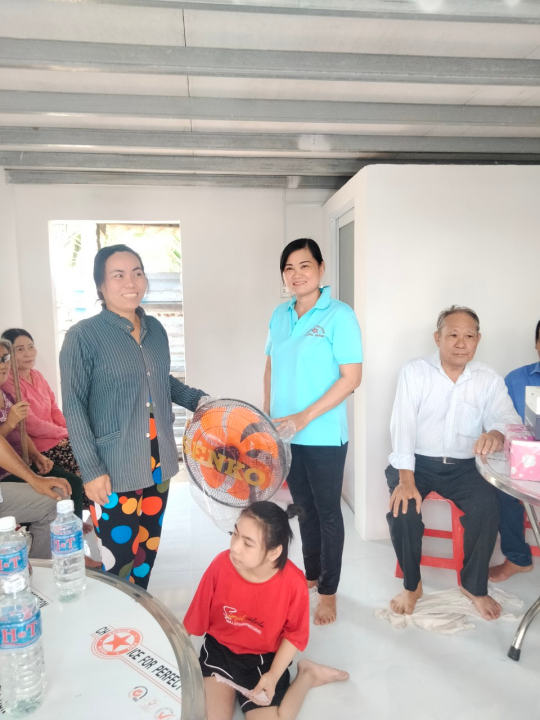 Niềm vui của cháu Thiên Thiên nạn nhân chất độc da cam