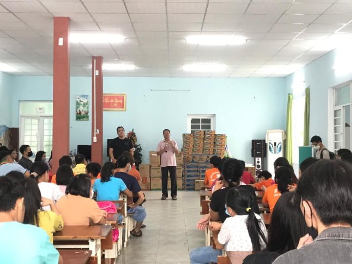 Nhà hảo tâm TP. Hồ Chí Minh tặng quà cho NNCĐDC của TP. Đà Nẵng