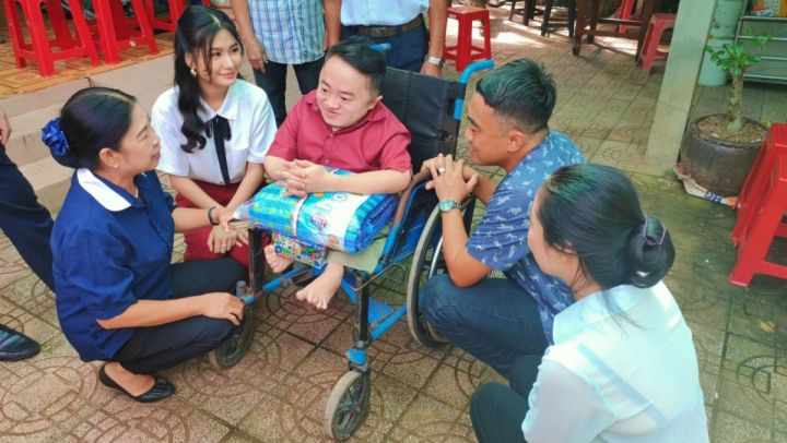 Hoa hậu Môi trường Nguyễn Thanh Hà thăm nạn nhân chất độc da cam ở Bến Tre