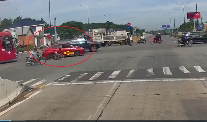 Ấm lòng trước hành động của tài xế ô tô đỏ với người đi xe lăn giữa ngã tư