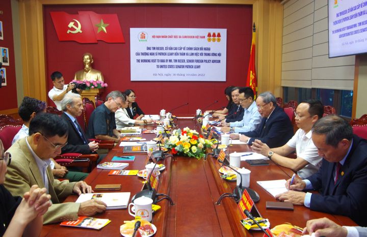 Cố vấn cao cấp của Thượng nghị sĩ Patrick Leahy đến thăm và làm việc với Trung ương Hội
