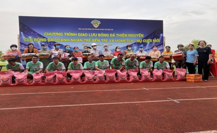 Câu lạc bộ bóng đá Doanh nhân trẻ tỉnh Bến Tre tặng quà cho NNCĐDC