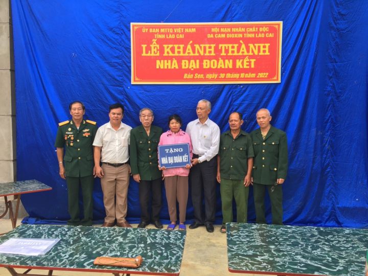 Khánh thành, bàn giao nhà Đại đoàn kết cho con đẻ nạn nhân chất độc da cam