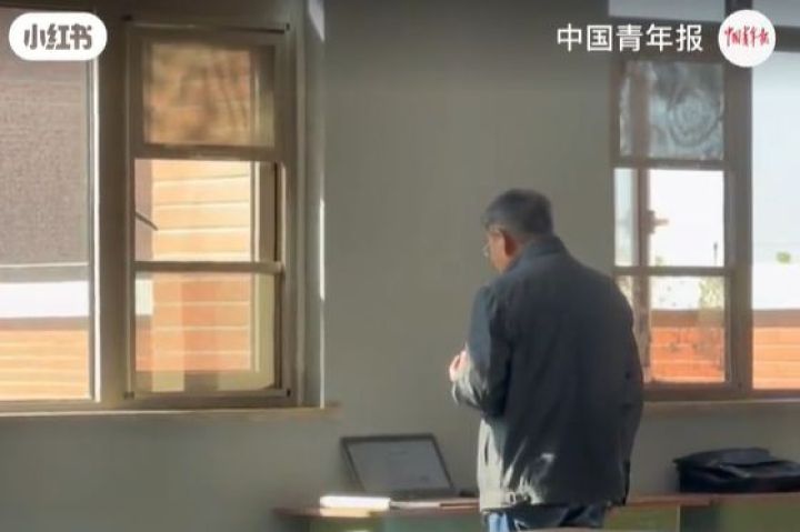 Hình ảnh giản dị mà vô cùng xúc động của thầy giáo già 