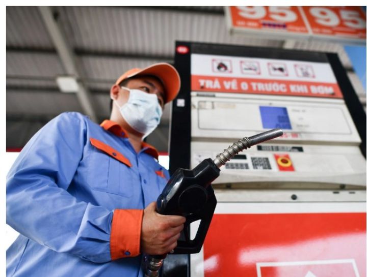 Giá xăng tăng tiếp hơn 400 đồng/lít