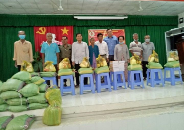 Khám bệnh, cấp thuốc, chăm sóc và tặng quà nạn nhân chất độc da cam